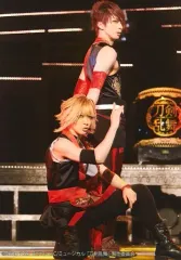 【中古】生写真(男性) 松島勇之介(大包平)・武本悠佑(南泉一文字)/ライブフォト・全身・キャラクターショット/「ミュージカル『刀剣乱舞』 ～江水散花雪～」ローソンプリント限定ブロマイド