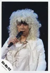 【中古】生写真(ジャニーズ) Kis-My-Ft2/北山宏光/ライブフォト・上半身・衣装白・右手マイク・白髪のかつら・背景黒/公式生写真