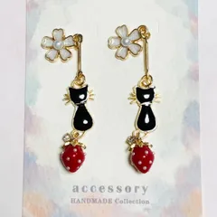 ハンドメイド　ホワイト&いちごとひげ猫ちゃん〈ピアス/イヤリング〉