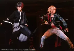 【中古】生写真(男性) 石川凌雅(肥前忠広)・武本悠佑(南泉一文字)/ライブフォト・横型・全身・キャラクターショット/「ミュージカル『刀剣乱舞』 ～江水散花雪～」ローソンプリント限定ブロマイド