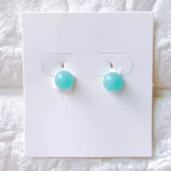 No.360　レジン　シンプル　エメラルドグリーンの小さいピアス　キラキラで　イヤリング