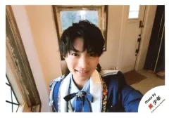 【中古】生写真(ジャニーズ) 美 少年/那須雄登/横型・バストアップ・衣装青・白・左手上げ・笑顔/「Ｊohnnys’ ISLAND セルフィー」/公式生写真(アイランドストア限定)