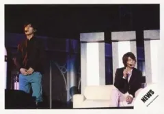 【中古】生写真(ジャニーズ) NEWS/手越祐也・錦戸亮/横型・ライブフォト・ソファー/公式生写真
