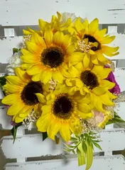 ひまわりブーケセット　豪華結婚式用セッ　ブートニア髪飾りセットアームブーケにもラウンドブーケとしても　　ウェディングブーケ　ブートニアプレゼント　ひまわり　バラ　プリザーブドカスミソウなど