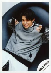 【中古】生写真(ジャニーズ) King ＆ Prince/岸優太/膝上・座り・衣装グレー・黒・白・両手指差し・ウインク・背景黒/アルバム「King ＆ Prince」MV＆ジャケ写オフショット/公式生写真