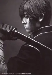 【中古】生写真(男性) 牧島輝(大倶利伽羅)/キャラクターショット/写真集「ミュージカル刀剣乱舞 鶴丸国永 大倶利伽羅 双騎出陣 ～春風桃李巵～ 彩時記」公式通販4社先行予約期間限定特典ブロマイド