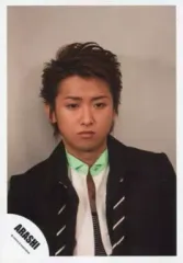 【中古】生写真(ジャニーズ) 嵐/大野智/バストアップ・衣装黒・シャツ白.緑・ボーダー柄・背景グレー/公式生写真