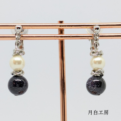 NO.111　　夜空の煌めき　ブルーサンド（合成）シルキーパールとメビウスボールのイヤリング