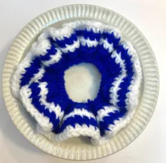 ニット　フリルシュシュ　シュシュ　ニット　ブルー✖️ホワイト　ホワイトライン　毛糸　編み物　鍵編み　ヘアアクセサリー