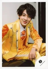【中古】生写真(ジャニーズ) 美 少年/佐藤龍我/膝上・座り・衣装黄・オレンジ・白・左手右足・右向き/「ジャニーズ銀座2019 Tokyo Experience」グッズオフショット/公式生写真