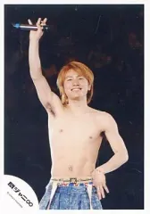 【中古】生写真(ジャニーズ) 関ジャニ∞/安田章大/ライブフォト・膝上・上半身裸・ズボン青・右手マイク持ち上・左手腰・背景黒/公式生写真