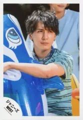 【中古】生写真(ジャニーズ) ジャニーズWEST/藤井流星/上半身・座り・衣装水色青ボーダー柄・バンダナ・左手浮輪抱き・目線右上/『人生は素晴らしい』PV＆ジャケ写撮影/公式生写真