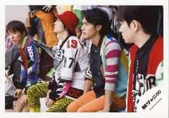 【中古】生写真(ジャニーズ) 関ジャニ∞/集合(4人)/横型・膝上・座り・目線左・渋谷帽子赤/公式生写真