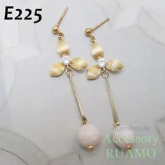 E225　ピアス/イヤリング　天然石ピンクオパール　フラワーチャーム　10月誕生石