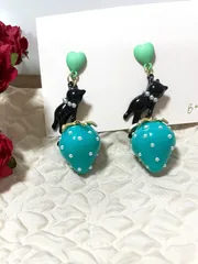 大きな苺　猫　ピアス　可愛い　大ぶり