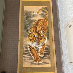 【猛虎図】掛け軸 尺五立 箱付 迫力ある虎絵 傷みあり