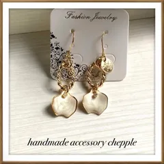 No.832 花びらピアス　大人可愛いピアス　ハンドメイドピアス　イヤリング　白いピアス　ホワイトのイヤリング　お花のピアス