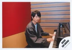 【中古】生写真(ジャニーズ) 嵐/櫻井翔/横型・膝上/「櫻井翔 未来への言葉展 SHO SAKURAI：WORDS FOR THE FUTURE」オフショット/公式生写真のサムネイル