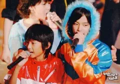 【中古】生写真(ジャニーズ) 関西ジャニーズJr./中山優馬・向井康二/ライブフォト・横型・バストアップ・中山衣装オレンジ水色・向井目線左関西ジャニーズJr.2007夏＠大阪松竹座/公式生写真