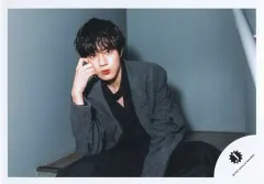 【中古】生写真(ジャニーズ) 美 少年/佐藤龍我/横型・膝上/「少年たち あの空を見上げて」グッズオフショット/公式生写真