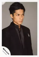 【中古】生写真(ジャニーズ) 関ジャニ∞/錦戸亮/上半身・衣装白グレー・両手下・目線右・背景グレー/公式生写真