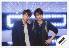 【中古】生写真(ジャニーズ) 嵐/相葉雅紀・櫻井翔/横型・上半身・衣装黒・青・白・相葉首傾げ・櫻井左手腰・背景ライト青/「復活LOVE」PV＆ジャケ写撮影オフショット/公式生写真