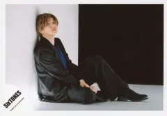 【中古】生写真(ジャニーズ) SixTONES/京本大我/全身・座り・衣装黒・右向き・壁に寄りかかり/シングル「NAVIGATOR」MV＆ジャケ写オフショット/公式生写真