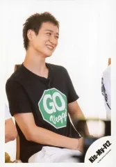 【中古】生写真(ジャニーズ) Kis-My-Ft2/宮田俊哉/膝上・座り・衣装黒・白・首傾げ・右向き・笑顔/LIVE DVD「Kis-My-Ft2 LIVE TOUR 2019 FREE HUGS!」 特典映像オフショット/公式生写真