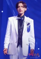 【中古】アイドル Snow Man/目黒蓮/ライブフォト・膝上・衣装白・黒・両手下・目線左/「少年たち To be!」ステージフォト第1弾