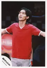 【中古】生写真(ジャニーズ) 関ジャニ∞/錦戸亮/Tシャツ赤・両手広げ・目線上/公式生写真