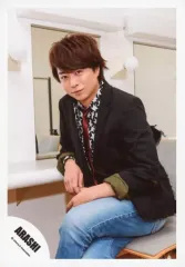 【中古】生写真(ジャニーズ) 嵐/櫻井翔/膝上・衣装黒・白・ネクタイ赤・右肘テーブル・足組み・体左向き・鏡/「Are You Happy?」ジャケ写撮影＆「Don’t You Get It」PV撮影/公式生写真