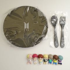 BTS Tinytan すやすやフレンド フィギュア コンプリート ガチャ 展示会 カトラリーセット 未開封 皿 黒 スプーン フォーク ロゴ