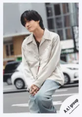 【中古】生写真(STARTO) Aぇ! group/佐野晶哉/膝上/「Aぇ! group Debut Tour ～世界で1番AぇLIVE～」グッズオフショット/公式生写真