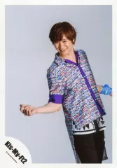 【中古】生写真(ジャニーズ) Kis-My-Ft2/宮田俊哉/膝上・衣装紫・黒・赤・緑・白・体右向き・右手上げ・歯見せ・背景グレー/「Sha la la☆Summer Time」PV＆ジャケ写撮影/公式生写真