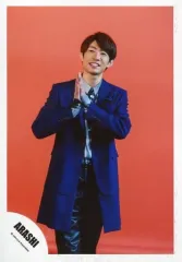 【中古】生写真(ジャニーズ) 嵐/相葉雅紀/膝上・ジャケット青・シャツ黒グレー・両手合わせ・背景赤/「復活LOVE」PV＆ジャケ写撮影オフショット/公式生写真