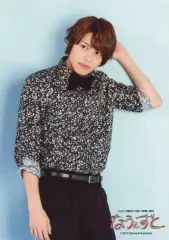 【中古】生写真(ジャニーズ) ジャニーズWEST/中間淳太/膝上・衣装黒・蝶ネクタイ・左手頭・目線左・右手下・背景水色/「ジャニーズWEST LIVE TOUR 2017 なうぇすと」オリジナルフォトセット