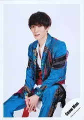 【中古】生写真(ジャニーズ) Snow Man/渡辺翔太/膝上・座り・衣装青・両手重ね・体左向き/Johnnys’ ISLAND STORE グッズオフショット’20夏/公式生写真