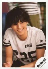 【中古】生写真(ジャニーズ) Kis-My-Ft2/藤ヶ谷太輔/上半身・座り・衣装白・黒・笑顔・左向き・目線右・前屈み/シングル「Edge of Days」MVオフショット/公式生写真