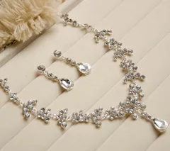 大人気の花嫁ウェディング2点セット★ネックレス&ピアス　新品　結婚式　パーティー　お呼ばれ　二次会　アクセサリー