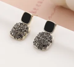 ブラックラインストーン　ピアス　正方形　韓国風　おしゃれ　高級感　高見え　ポスト部分：シルバー925使用