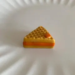オレンジクリームワッフルのフェーブ/フランス雑貨/陶器ミニチュア/ブロカント/ヴィンテージ/蚤の市/幸運の小さな陶器