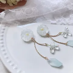 花型ピアス ホワイト2  オーロラビーズ 夏物セール中❣️