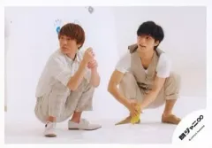 【中古】生写真(ジャニーズ) 関ジャニ∞/安田章大・錦戸亮/横型・全身・しゃがみ・衣装白.ベージュ・目線左・壁に手形・背景白/公式生写真