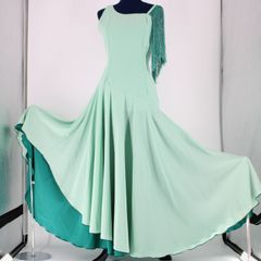 【フラメンコ衣装】グリーン ワンピース ドレス フレコ 緑 明るい フリンジ ストラップ レース ワンショルダー 綺麗 無地