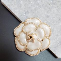 ブローチ フォーマル 花モチーフ レディース 卒業式 卒園式 入学式 入園式 結婚式 椿 ツバキ 山茶花 白 ホワイト オシャレ おしゃれ パール ビーズ 5㎝ 円形 エレガント 可愛い キラキラ コサージュ 高級感 春 母 女性 ジュエリー 上品 ピンバッジ