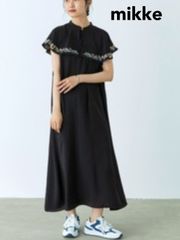 mikke ミッケ ノースリーブロングワンピース ケープ風ビックカラー フリル刺繍襟 お花と花瓶の刺繍 レトロノースリーブワンピース