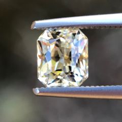 天然　非加熱　モゴック産　パステルイエローサファイア　ルース　1.28ct 　Pastel yellow　美発色 　ラディアントカットより　輝き抜群　美品　産地証明鑑別書付き