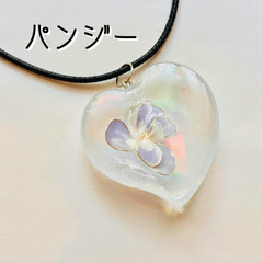 🌸✨まるで宝石箱💎✨ ディップアートで咲かせた永遠のお花畑💐 レジンペンダント🌈  あなただけの特別な輝きを💖　☘️シルバーチェーンネックレスへの変更も可能。ご希望の方はご購入前にコメントにてお知らせください。☘️