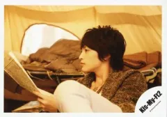 【中古】生写真(ジャニーズ) Kis-My-Ft2/玉森裕太/横型・膝上・座り・衣装茶黒・左手新聞・目線左/公式生写真