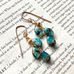 アクアプレーズのタンブルとクリソコラカルセドニーのピアス - メルカリ